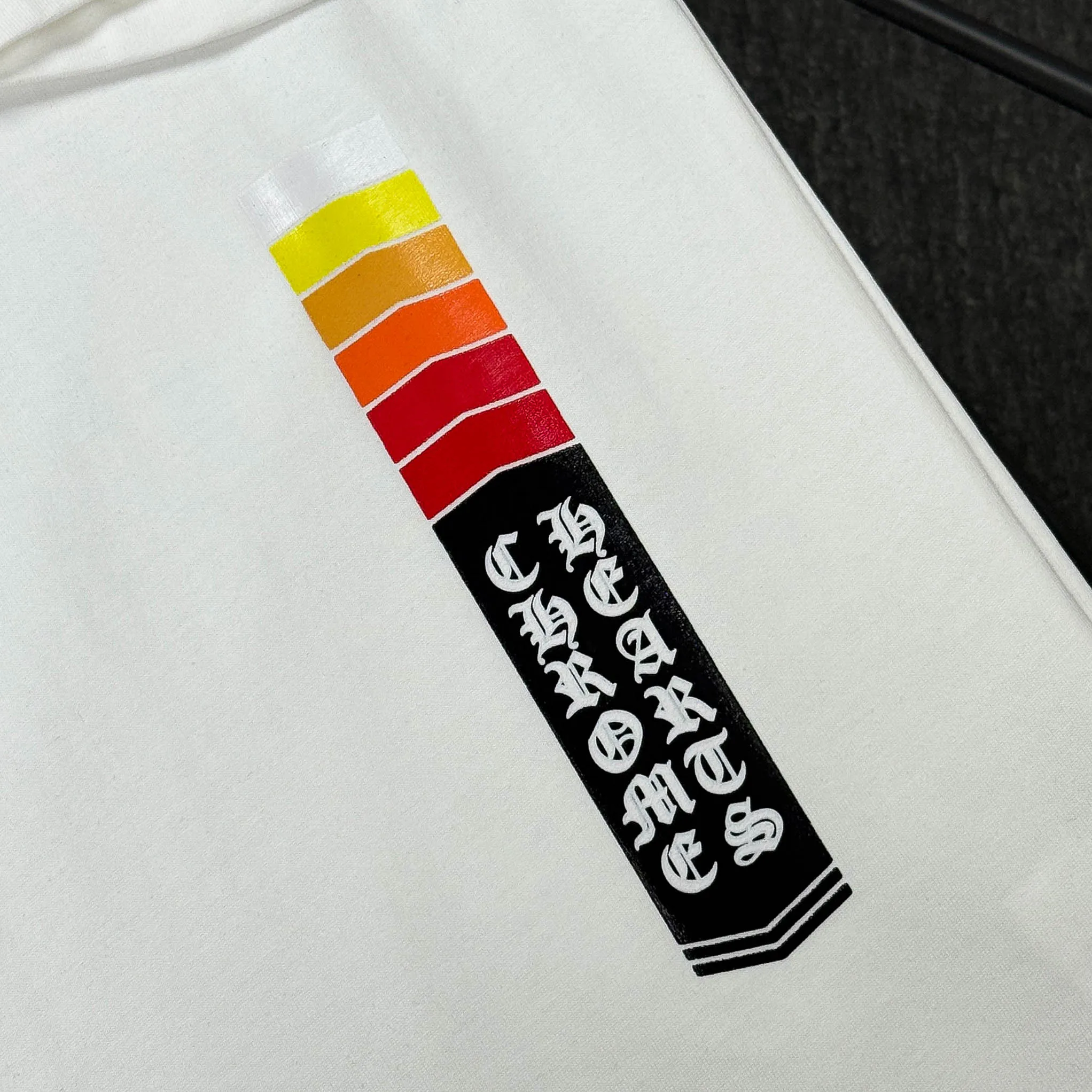 P180 Chrome Hearts Chrome Hearts 25 high-end versions. The fabric is made of 300 grams of high-density pure cotton. It does not deform or shrink. It has three labels. It is the same style for men and women. Technology: suede foaming + digital printing. Color: white, black. SIZE: S-XL.
